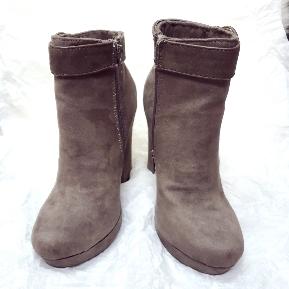 Booties - Size 6 - Picture 2 of 3